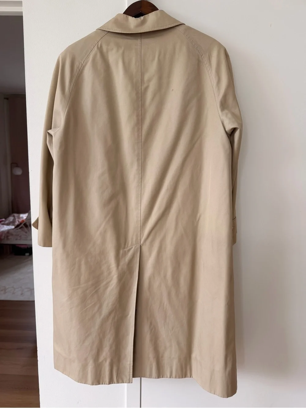 Vintage Burberrys Camel/Tan Labeled Coat with Black Logo Patch - Picture 3 of 7